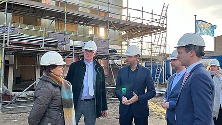 Demissionair minister De Jonge bezoekt woningbouwprojecten